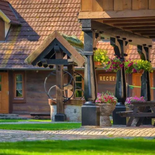 Fachada de madera de la recepción del hotel