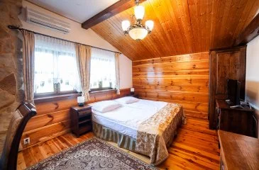 Interior de madera de la habitación Estándar