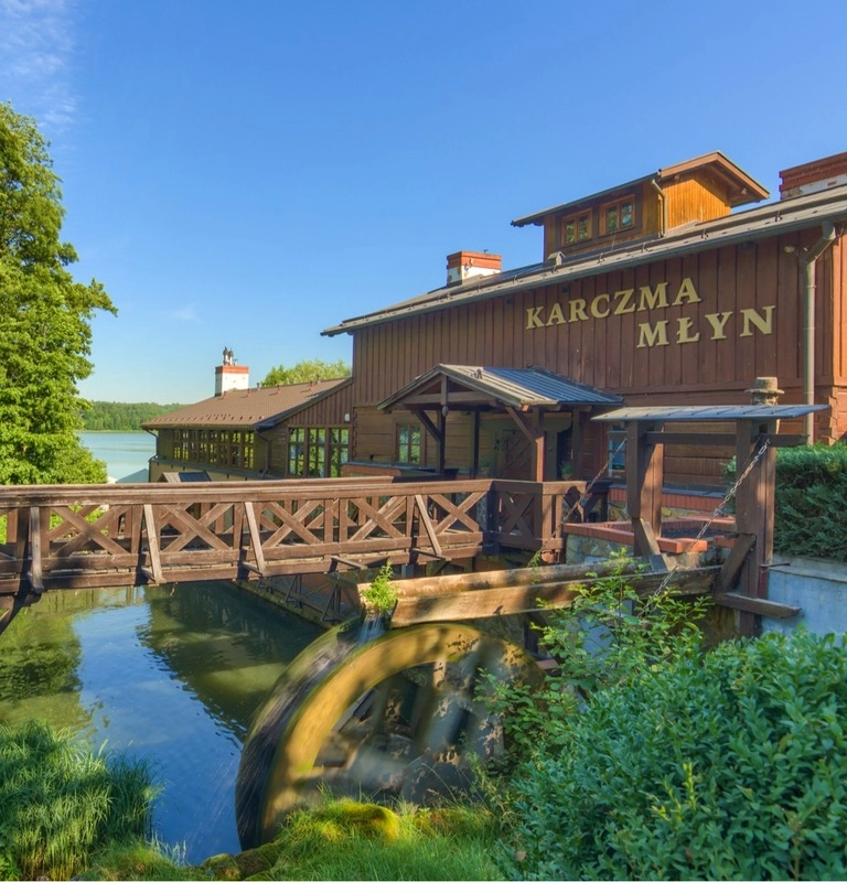 Restaurante Karczma Młyn con rueda hidráulica en funcionamiento