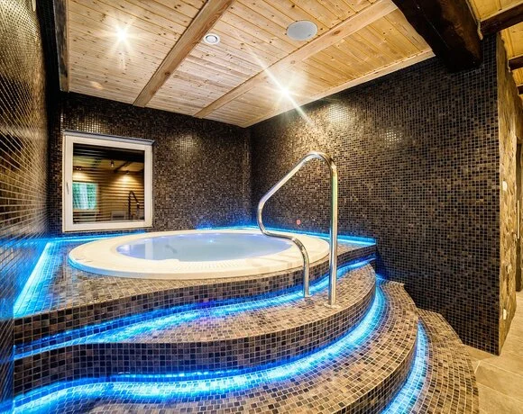 Jacuzzi en la zona de bienestar del Hotel Dworek Wapionka